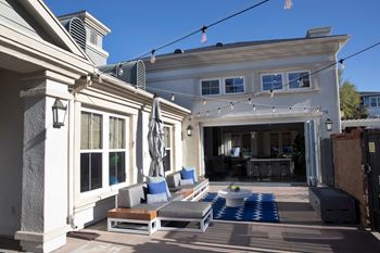 Resident outdoor dining lounge